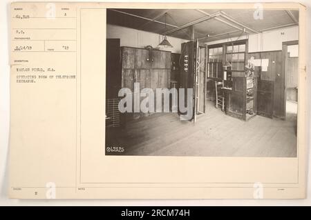 Salle d'opération du central téléphonique à Taylor Field, Alabama pendant la première Guerre mondiale. Photographie prise par SC Photographer 24/19. L'image montre l'équipement et le personnel dans la salle qui gèrent les communications téléphoniques pour les activités militaires. Note jointe : 062325 PPPP 55. Banque D'Images