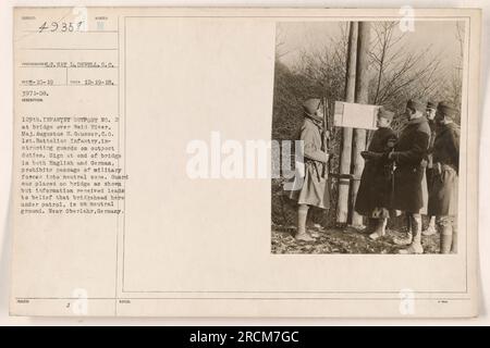 129th Infantry à l'avant-poste no. 2 sur un pont au-dessus de la rivière Weid. Le major Augustus H. Gausser du 1e Bataillon donnant des instructions aux gardes sur les fonctions d'avant-poste. Un panneau au bout du pont en anglais et en allemand interdit le passage des forces militaires dans la zone neutre. La tête de pont est supposée être sur un terrain neutre sur la base des informations reçues. Cette photo a été prise près d'Oberlahr, en Allemagne. Banque D'Images