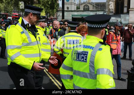 Londres, Royaume-Uni. 15 juillet 2023. Les militants de Just Stop Oil protestent alors qu'ils poursuivent leur lente marche à Westminster pour exiger la fin de tous les nouveaux projets pétroliers, gaziers et charbonniers au Royaume-Uni. Crédit : Waldemar Sikora/Alamy Live News Banque D'Images