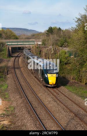 First Great Western Railway bi - mode Intercity Express ( IEP ) train 800015 à Pencoed, sur la ligne ferroviaire principale du sud du pays de Galles Banque D'Images