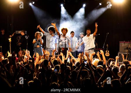 Berlin, Allemagne. 15 juillet 2023. L’artiste brésilienne Liniker accapare les applaudissements du public avec son groupe Liniker e os Caramelows à la fin de leur concert lors du Festival Psicotropicos 2023 au Festsaal Kreuzberg à Berlin, Allemagne, le 15 juillet 2023. (Photo Emmanuele Contini/NurPhoto) crédit : NurPhoto SRL/Alamy Live News Banque D'Images