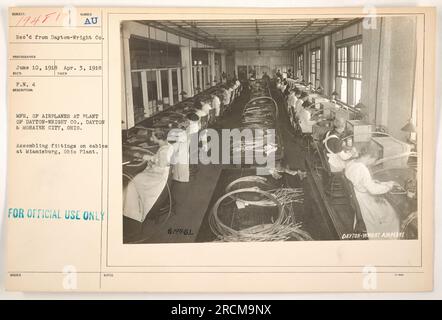 Ouvriers assemblant des raccords sur des câbles à l'usine de Dayton-Wright Company à Miamisburg, Ohio. La photo a été prise le 10 juin 1918, pendant la première Guerre mondiale Banque D'Images