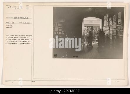 Soldats déchargeant des chaises d'un wagon de marchandises au dépôt n° 1 à Nevers, France. Le dépôt est responsable de la manutention du mobilier et des fournitures de bureau pour l'A.E.F. International Quartermaster. Photo prise le 8 janvier 1919 par le photographe SOT. G. Ryden. Banque D'Images