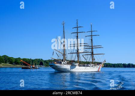 Suède, Stockholm - 12 juin 2022 ; canot de sauvetage à moteur de la Garde côtière américaine, réfléchissant dans l'eau Banque D'Images