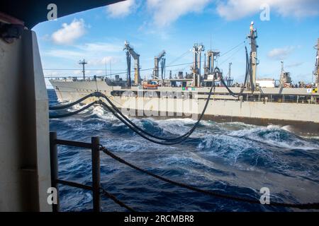 230712-N-AR554-1105 OCÉAN INDIEN (12 juillet 2023) les conduites de carburant se raccordent aux États-Unis Le seul porte-avions déployé à l’avant de la Marine, l’USS Ronald Reagan (CVN 76), lors d’un ravitaillement en mer avec le graisseur de réapprovisionnement de la flotte du Military Sealift Command, USNS Rappahannock (T-AO 204), dans l’océan Indien, le 12 juillet 2023. Le commandant de la Force opérationnelle 73 (CTF), en coordination avec le Military Sealift Command Far East (MSC FE), ravitaille et ravitaille les forces navales déployées, ainsi que les alliés régionaux et les partenaires dans l’Indo-Pacifique. Ronald Reagan, le navire amiral du Carrier Strike Group 5, fournit une force prête au combat qui protec Banque D'Images