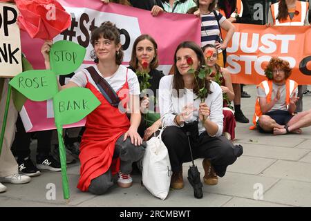 1 Victoria Street, Londres, Royaume-Uni. 15 juillet 2023. Les militants de la justice climatique protestent et se rassemblent au ministère de la sécurité énergétique et à Net Zero, et ils marcheront vers le siège d'Equinor près de Paddington. Les manifestants affirment que le gouvernement britannique a menti sur le projet de nouveau champ pétrolier à Rosebank en mer du Nord. Crédit : Voir Li/Picture Capital/Alamy Live News Banque D'Images