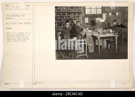 Capitaine G.C. Carter, Lt. C. Burns et Sgt. P.O. Malley photographié dans leur bureau au Commissaire Quai Debilly à Paris, France. Cette photo a été prise le 16 janvier 1919 par S.C. Gallivan, le photographe de l'armée américaine. Le numéro d'image est 44923. Banque D'Images