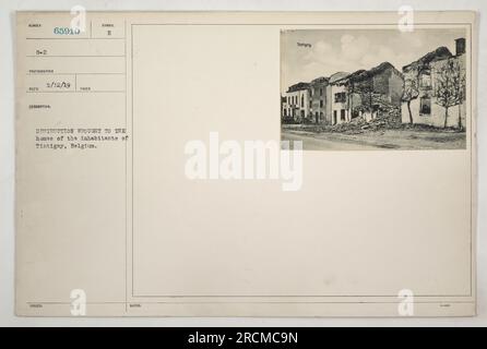 La photographie montre les destructions dévastatrices causées aux maisons des habitants de Tintigny, en Belgique, pendant la première Guerre mondiale. L'image a été prise le 12 mai 1919 et porte le numéro G-2. Tintigny est noté comme étant lourdement touché par la guerre, avec des dégâts importants visibles sur la photo. Il nous rappelle brutalement les répercussions de la guerre sur la population civile et les infrastructures. Banque D'Images