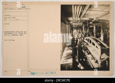 Soldats travaillant à B.A. Corbin and son Co. À Marlboro, Massachusetts, fabriquant des chaussures pour le département de la Guerre pendant la première Guerre mondiale L'image montre des soldats impliqués dans le processus de coupe de semelle. Photographie prise le 24 juin 1918. Banque D'Images