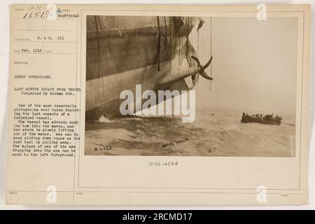 Légende : cette photographie capture un moment dramatique de la première Guerre mondiale, montrant les derniers moments d'un navire torpillé. Le navire peut être vu couler, avec la proue déjà submergée et la poupe se soulevant hors de l'eau. On voit des hommes évacuer le navire en glissant des cordes, tandis que le dernier bateau s'éloigne. Un homme peut être vu éclabousser dans la mer. Photographie prise en février 1918 par un photographe anonyme. ID officiel : 111-SC-16568, ID non officiel : -3C-16568. Banque D'Images