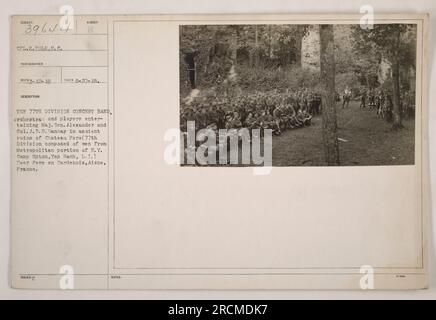 CPL. K. Polk, photographe pour le signal corps, a pris la photo 39644 le 27 août 1918. L'image montre l'orchestre de la 77e Division divertissant le major général Alexander et le colonel J.R.R. Hannay dans les ruines antiques de Château Fere. La 77e division est composée d'hommes de la partie métropolitaine de New York, en particulier du camp Upton à Yaphank, long Island. La photo a été prise à Fere-en-Tardenois, Aisne, France. Cette information est répertoriée dans les notes du photographe, numérotées 39844. Banque D'Images