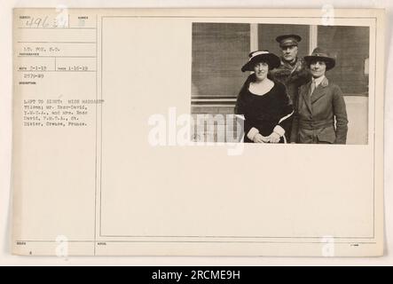 De gauche à droite : Mlle Margaret Wilson ; M. Ross-David, Y.M.C.A., et Mme Ross-David, Y.M.C.A. à St. Dizier, Creuse, France. Cette photo a été prise le 16 janvier 1919 et reçue le 1 mars 1919. Lieutenant Fox, S.C., était le photographe. Le numéro de description de la photo est 2579-N9. Banque D'Images