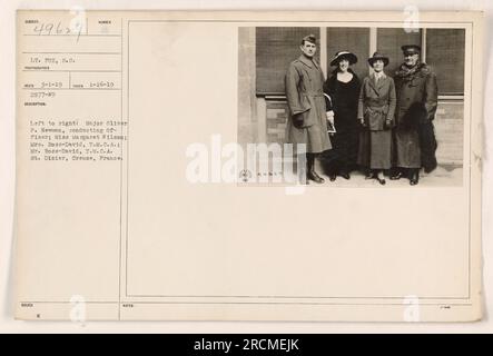 Major Oliver P. Newman, chef d'orchestre ; Mlle Margaret Wilson ; Mme Ross-David, Y.M.C.A.; M. Ross-David, rue Y.M.C.A. Dizier, Creuse, France. La photographie a été prise le 16 janvier 1919 par le lieutenant Fox, S.C. Les personnes photographiées comprennent le major Newman, Mlle Wilson, Mme Ross-David et M. Ross-David. Cette image faisait partie d'une collection prise pendant la première Guerre mondiale et a le numéro 2577-N9 qui lui a été attribué. Banque D'Images