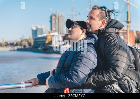 LGBT couples homosexuels voyageurs se serrant les uns les autres lors d'un séjour à Buenos Aires, Argentine. Voyageurs. Banque D'Images