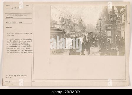 American Field Artillery retourne à Bruxelles après la célébration du 22 novembre, où la ville accueille le roi et la reine belges de retour. Cette scène de rue capture l'arrière-garde d'une colonne de troupes américaines en Belgique pendant la première Guerre mondiale. La photographie a été prise par un photographe officiel et reçue le 31 janvier 1919. Publié par AEF Censor le 1 février 1919. Banque D'Images