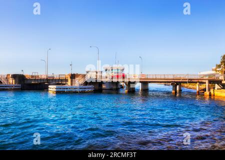 Pont Swansea sur le canal du lac Macquarie côte Pacifique lagune dans la ville de Swansea en Australie. Banque D'Images