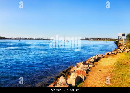 Promenade le long du canal Swansea entre le lac Macquarie et l'océan Pacifique à Swansea ville d'Australie. Banque D'Images