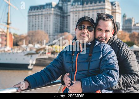 Couple gay LGBT s'embrassant en regardant la caméra. Banque D'Images