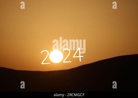 Transition de 2023 au nouveau concept de l'an 2024 avec texte sur le ciel levant du soleil. Concept créatif. Banque D'Images