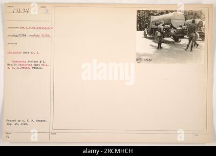 L'image montre une unité de dégazage mobile, connue sous le nom d'unité de dégazage n° 1, à la station de dégazage Sumber 1 à Tours, en France. La photographie a été prise le 21 juillet 1918 par le VP L.P. Goldshlag et a reçu l'approbation officielle de l'A.E.F. Censurer le 13 août 1918. Unité de la 35e division d'infanterie impliquée dans un cas d'ajustement masque à gaz les troupes américaines affectées par des bombardements au gaz sur leurs positions au cours de ces semaines de combat la dernière invention meurtrière allemande mise en œuvre. Certains usent pH gaz l'engrenage de filtration. Banque D'Images