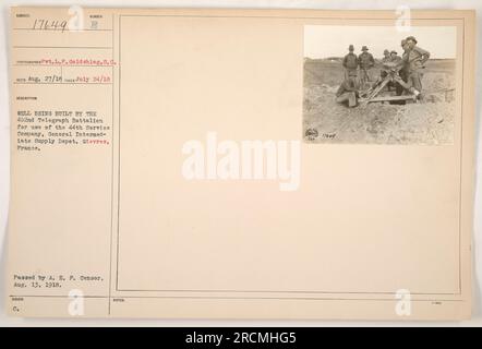 Un bien-être construit par le 402nd Telegraph Battalion pour l'usage de la 44th Service Company, General Intermediate Supply Depot. La photo a été prise le 24 juillet 1918 à Gievres, France. Il a été capturé par Pvt.L.P. Goldshlag, S.C., et était le sujet numéro 17649. L'image a été effacée par A.E.P. Censurer le 13 août 1918. Banque D'Images