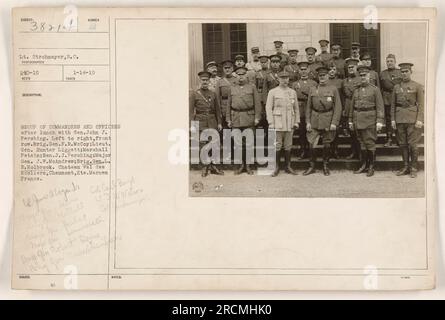 Le lieutenant Strohmeyer, S.C. a capturé une photographie pendant la première Guerre mondiale représentant un groupe de commandants et d'officiers déjeunant avec le général John J. Pershing. Les individus sur la photo, de gauche à droite dans la première rangée, comprennent Brig. Gen. F.R. McCoy, Lieut. Général Hunter Liggett, Marshall Petain, général J.J. Pershing, major général J.W. McAndrew et Brig. Général L.R. Holbrook. La photo a été prise au Château vel des Ecoliers, Chaumont, hte., Marnem, France. Banque D'Images