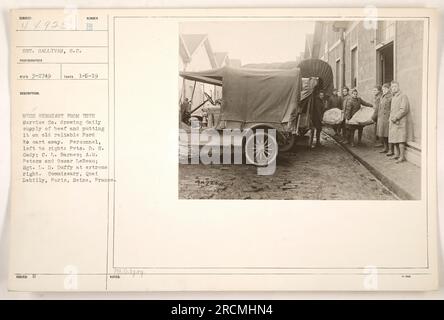 « Le personnel de la 55th Service Co. À Commissary, que Debilly, Paris, France, est photographié en train de charger un stock quotidien d'EF sur un camion Ford. De gauche à droite : Pvt. D.S. Cady, Pvt. C.L. Barnes, Pvt. A.M. Peters, le soldat Oscar Lebeau, et le sergent L.D. Duffy à l'extrême droite. Prise par le photographe mais. Gallivan. (Code photo : 111-SC-44925)' Banque D'Images