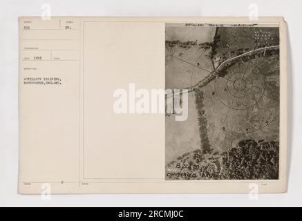 Soldats menant une formation d'artillerie à Narborough, en Angleterre. La photographie a été prise en 1919 et montre des hommes participant à des exercices. L'emplacement est Narborough, en Angleterre, et les soldats perfectionnent leurs compétences en artillerie. L'image fait partie de la collection étiquetée 111-SC-699 des photographies des activités militaires américaines pendant la première Guerre mondiale. Banque D'Images