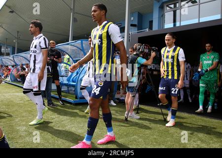 Saint-Pétersbourg, Russie. 15 juillet 2023. Jayden Oosterwolde (24), Miguel Crespo da Silva (27), Altay Bayindir (1) de Fenerbahce en action lors du match de football de la Premier Cup du pari entre Fenerbahce Istanbul et Neftci Baku au stade Smena. L'équipe Fenerbahce S.K. a gagné contre Neftci Baku PFK avec un score final de 1:0. Crédit : SOPA Images Limited/Alamy Live News Banque D'Images