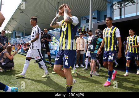 Saint-Pétersbourg, Russie. 15 juillet 2023. Serdar Aziz (4), Jayden Oosterwolde (24), Miguel Crespo da Silva (27) de Fenerbahce en action lors du match de football de la Premier Cup du pari entre Fenerbahce Istanbul et Neftci Baku au stade Smena. L'équipe Fenerbahce S.K. a gagné contre Neftci Baku PFK avec un score final de 1:0. Crédit : SOPA Images Limited/Alamy Live News Banque D'Images