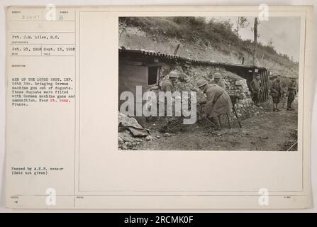 Soldat J.M. Liles, un soldat du 103e régiment d'infanterie de la 26e division, est vu sur cette photo. L'image le montre, lui et d'autres hommes portant une mitrailleuse allemande capturée hors des pigeonniers près de St. Remy, France. On a découvert que les pigeonniers étaient stockés avec des mitrailleuses allemandes et des munitions. La date de censure est inconnue. Banque D'Images