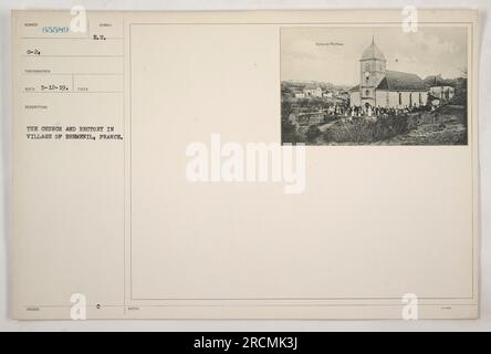 Une photographie prise pendant la première Guerre mondiale montre l'église et le presbytère dans le village de Bremenil, en France. La photo a été prise par le photographe Reco le 12 mai 1919. La description indique qu'il faisait partie de la série SUMBER G-2 65589. L'image a été émise par l'organisation SY E.U. Banque D'Images