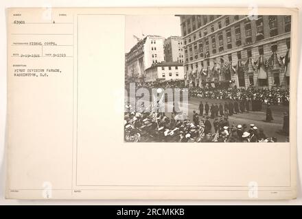 L'image montre un défilé de la première Division à Washington, DC La photographie a été prise par le signal corps le 19 février 1921. Le défilé a eu lieu en septembre 1919 et est étiqueté avec la description 'First Division Parade, Washington, DC' La photographie porte le numéro de référence unique 63901. Banque D'Images