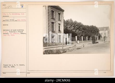 Vue extérieure de l'hôpital de base #101 à St. Nazaire, France, prise le 24 juin 1918. L'hôpital, auparavant une école française, est vu sur la photo. L'image a été publiée avec des notes émises les 27 et 16 juillet 1918 par le censeur de l'A.E.F. Le VP L. P. Goldshlag a pris la photo. Banque D'Images