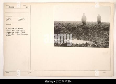 Le général Haan et le capitaine Pearson inspectent un énorme trou d'obus lors de leur tournée des fronts près de Romagne, en France. Cette photographie a été prise le 17 avril 1919 par le photographe Slinger 62,106. Il fait partie de la collection de photographies des activités militaires américaines pendant la première Guerre mondiale. Banque D'Images