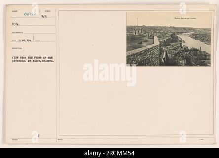 Vue de face de la cathédrale de Namur, Belgique pendant la première Guerre mondiale. Photographie prise le 12 mai 1919. L'image montre la citadelle et un bâtiment voisin. Note : Namur est mal orthographié comme 'Mamur' et 'Bik van der Citadele' est mentionné dans les notes.' Banque D'Images