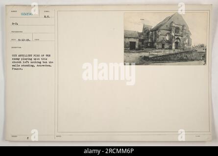 Église d'Autreches, en France, dévastée par des tirs d'artillerie pendant la première Guerre mondiale. Seuls les murs restent debout après l'attaque ennemie. Photo prise par le photographe Sunset G-2 le 12 mai 1919. Description émise avec le symbole 65256 RECO. C.E.U. Notes : Kirche.' Banque D'Images