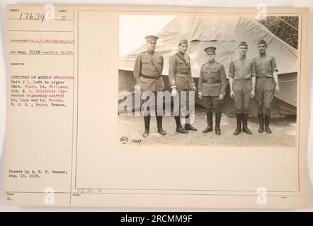 VP.L.P. Goldshlag a pris cette photographie, numérotée 17639, le 21 juillet 1918. Il montre les officiers de l'unité mobile de dégazage #1, de gauche à droite : le capitaine Slade, le lieutenant Williams, le colonel H. L. Gilchrist (inventeur de l'équipement de dégazage), le lieutenant Lunn et le lieutenant Trevor. Cette image a été prise en S.O.S. Tours, France et a été approuvé par l'A.E.P. Censurer le 13 août 1918. Banque D'Images