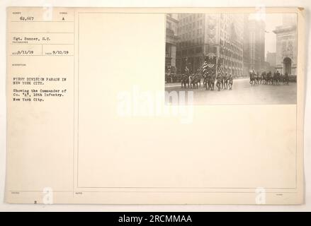 Soldat de la première division menant un défilé à New York. La photographie capture spécifiquement le commandant de Co. 'A', 18th Infantry, identifié comme Sgt Bonner. La photo a été prise par un photographe avec le symbole 'RECU9/11/19'. Il a été décrit comme étant publié le 9/10/19. L'image représente un moment pendant le défilé de première Division à New York. Banque D'Images