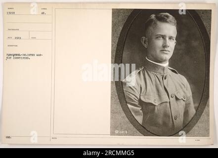 Un homme enrôlé, dont l'identité n'est pas connue, est capturé dans cette photographie prise en 1919. L'image, classée numéro 15218 dans la collection, a été prise par le photographe Red. Il fait partie de la série 'Photographs of American Military Activities during World War One'. La photographie est marquée du symbole au et de notes supplémentaires mentionnant le numéro de catalogue de l'image et le numéro de référence 3-4005. Banque D'Images