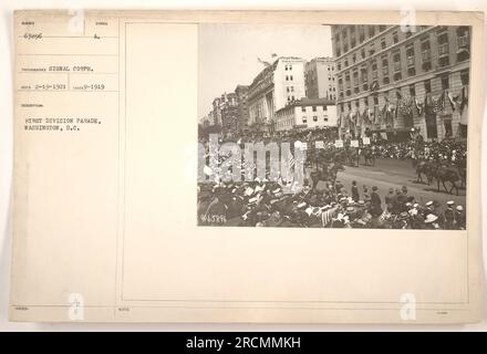 Image du défilé de première division à Washington, DC La photographie a été prise par le signal corps et est intitulée 'Symbol SECD 2-19-1921 takes 9-1919 A. 1880ED First Division Parade, Washington, DC' Les notes indiquent que le numéro de photo est 63896. Banque D'Images
