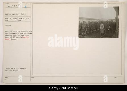 Soldats américains à Souilly, Meuse, France, recevant du chocolat chaud à la cantine de la Croix-Rouge. L'image a été capturée par le 2nd Lt. A. C. Duff, S.R.C. Photographe, le 20 novembre 1918. La cantine faisait partie de l'hôpital de la Croix-Rouge américaine #6 et #7. La photographie a été approuvée par le censeur de l'A.E.F. Banque D'Images