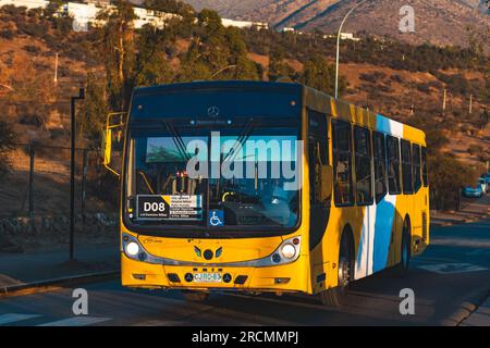 Santiago, Chili - Mai 02 2023 : un transport public Transantiago, ou Red Metropolitana de Movilidad, bus faisant la route D08 Banque D'Images