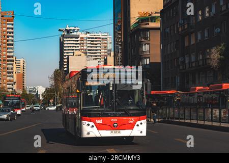 Santiago, Chili - Mai 02 2023 : un transport public Transantiago, ou Red Metropolitana de Movilidad, bus faisant la route 208 Banque D'Images