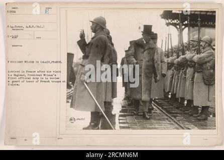 Légende : le président Wilson arrive à Calais, en France, après avoir visité l'Angleterre pendant la première Guerre mondiale. Son premier devoir officiel est de revoir une garde d'honneur des troupes françaises, comme on le voit dans cette photographie à partir des photographies des activités militaires américaines pendant la première Guerre mondiale. (50692) Banque D'Images