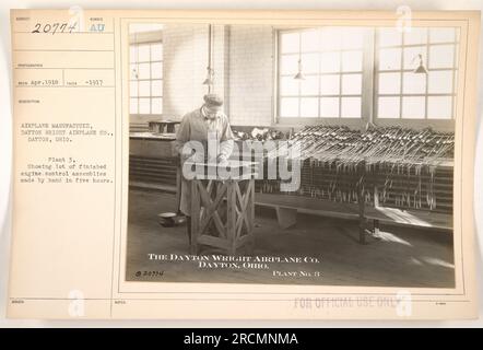 Une photographie prise par un photographe nommé REC0 en avril 1918, montrant le processus de fabrication de moteurs d'avion à la Dayton Wright Airplane Co. À Dayton, Ohio. L'image représente spécifiquement l'usine 3, montrant une collection importante d'ensembles de commande de moteur finis qui ont été fabriqués à la main en seulement cinq heures. Cette image est réservée à un usage officiel. Banque D'Images