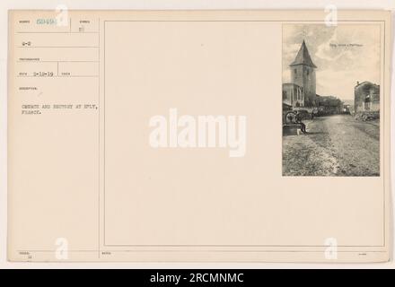 L'image montre une église et un presbytère à Eply, en France pendant la première Guerre mondiale. La photographie a été prise le 12 mai 1919 et fait partie de la collection Sumber 59494 G-2, photographiée par RECO. Banque D'Images