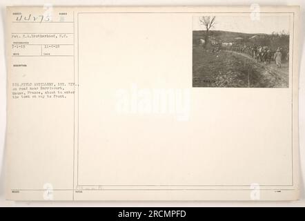 Soldat de la 5e artillerie de campagne, 1e division, entrant dans la ville de Barricourt, Meuse, France pendant la première Guerre mondiale. Photographie prise le 4 novembre 1916. Le nom du soldat est Pvt. E.A. Brotherhood, S.C. L'image a été prise le 1 mars 1919. Banque D'Images