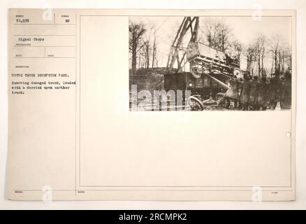Un camion endommagé transportant un derrick est retiré au parc de réception des camions. La photographie a été prise par le photographe de signal corps, et une description et un symbole de problème ont été fournis. Banque D'Images