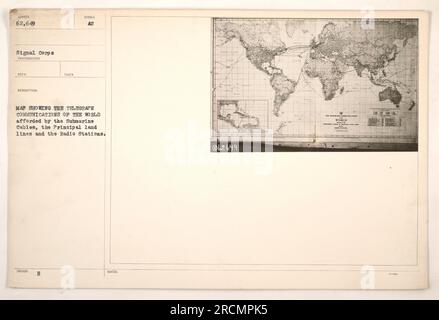 Carte représentant le réseau mondial de communications télégraphiques pendant la première Guerre mondiale, montrant les câbles sous-marins, les lignes terrestres principales et les stations de radio. Cette information était vitale pour les activités militaires et la planification stratégique. La photographie a été prise par un photographe de signal corps et est marquée du numéro 862649. Banque D'Images